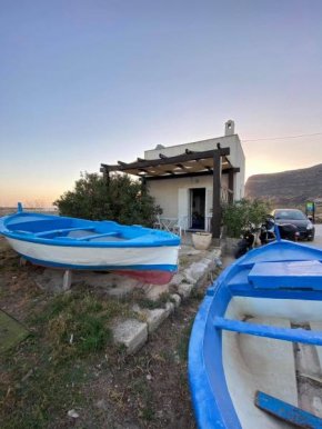 Il Cubo, monovano col mare su tre fronti.
